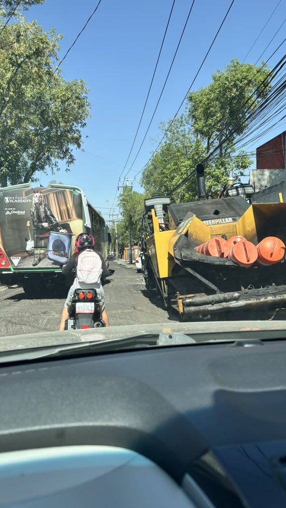 cfranchesca's tweet photo. Que listos y que prudentes @AlcaldiaAO dejando maquinaria bloqueando un carril en una avenida de solo 2 carriles!!! Tráfico y caos innecesario. https://t.co/Qi9RX8MiMg