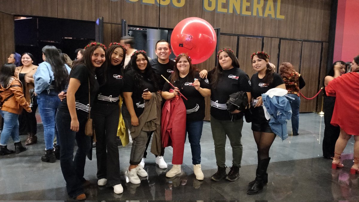 OirAmorMty1's tweet photo. Ojalá pudiéramos expresar lo que se siente cumplir 9 años en un solo tweet, pero no alcanza uno solo..
Gracias a cada uno de los integrantes de #OAMty sin ustedes esto no sería posible, gracias por estos 9 años llenos de mucho apoyo hacia nuestras personas favoritas @RioRomamx 😍 https://t.co/k80zpBZq3n