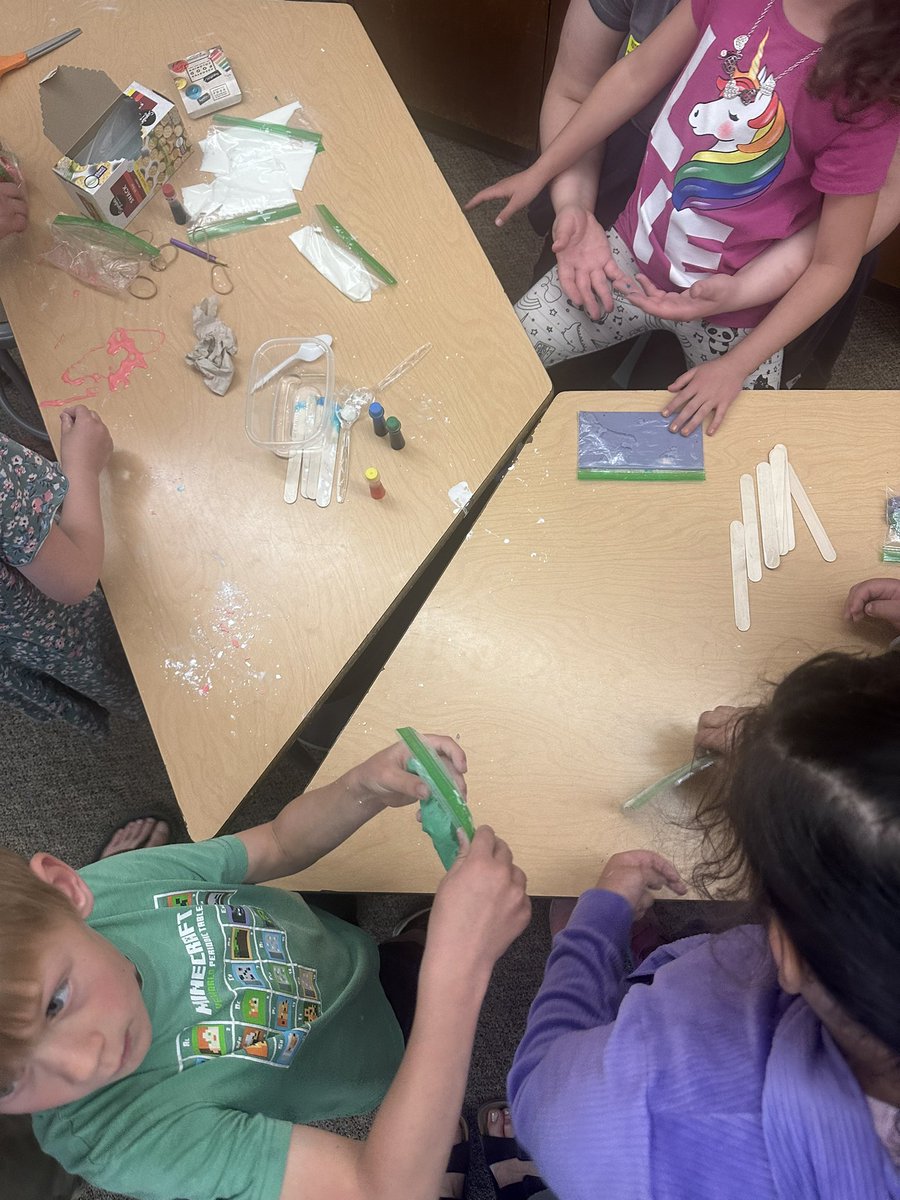 Burlington 2nd graders invited family members in to explore different states of matter today. These science experiments brought lots of learning and smiles!
<a href="/SvvsdSchuh/">Kristopher Schuh</a> @SVVSDdeputy <a href="/SVVSDsupt/">Jackie Kapushion, Ed.D.</a>
