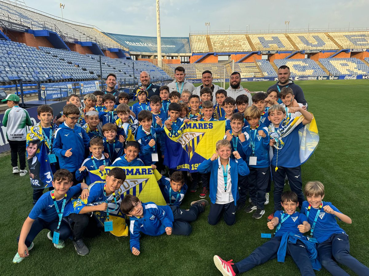 cantera_udt's tweet photo. 🏆 Nuestros equipos #PrebenjaminA, #BenjaminA y #BenjaminB se encuentran en el trofeo @ganafotecup. 💪🏼
🤞🏼Mucha suerte chicos. Disfrutad de la experiencia. 💛
#CanteraUDT #MeQuedoContigo https://t.co/HDJgN4KH2A