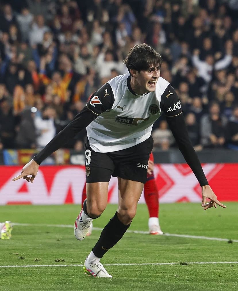 MamardaSecso's tweet photo. 🎖️Notas del Valencia 1 - 0 Sevilla:

🧤Mamardashvili: 8,5
Foulquier: 7,5
Mosquera: 7
Tárrega: 9
Gayá: 6,5
Barrenechea: 8
Guerra: 9
Almeida: 6,5
Diego López: 7
Rioja: 7
Sadiq: 6

_______
Fran Perez: 6
Rafa Mir: 6,5
Pepelu: 6
Hugo Duro: 6,5
Diakhaby: NC

⬇️👀 https://t.co/CCdT2l03de