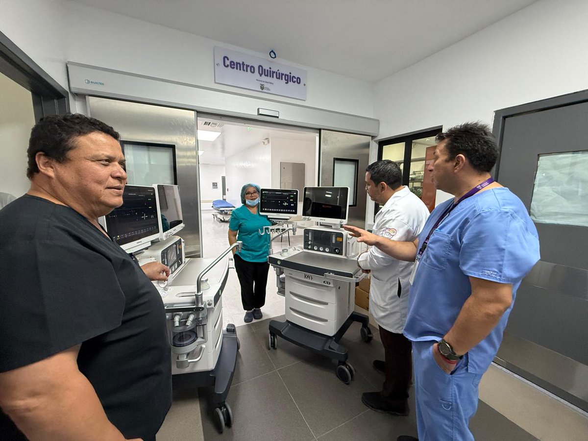HUniversitarioG's tweet photo. Autoridades y personal médico del centro quirúrgico del @HUniversitarioG constatan el funcionamiento de las nuevas máquinas de anestesia, equipo que suministrará gases anestésicos a pacientes y llevará un monitoreo de su respiración durante todo el proceso. #PorUnEcuadorConSalud https://t.co/HiKa976sMI