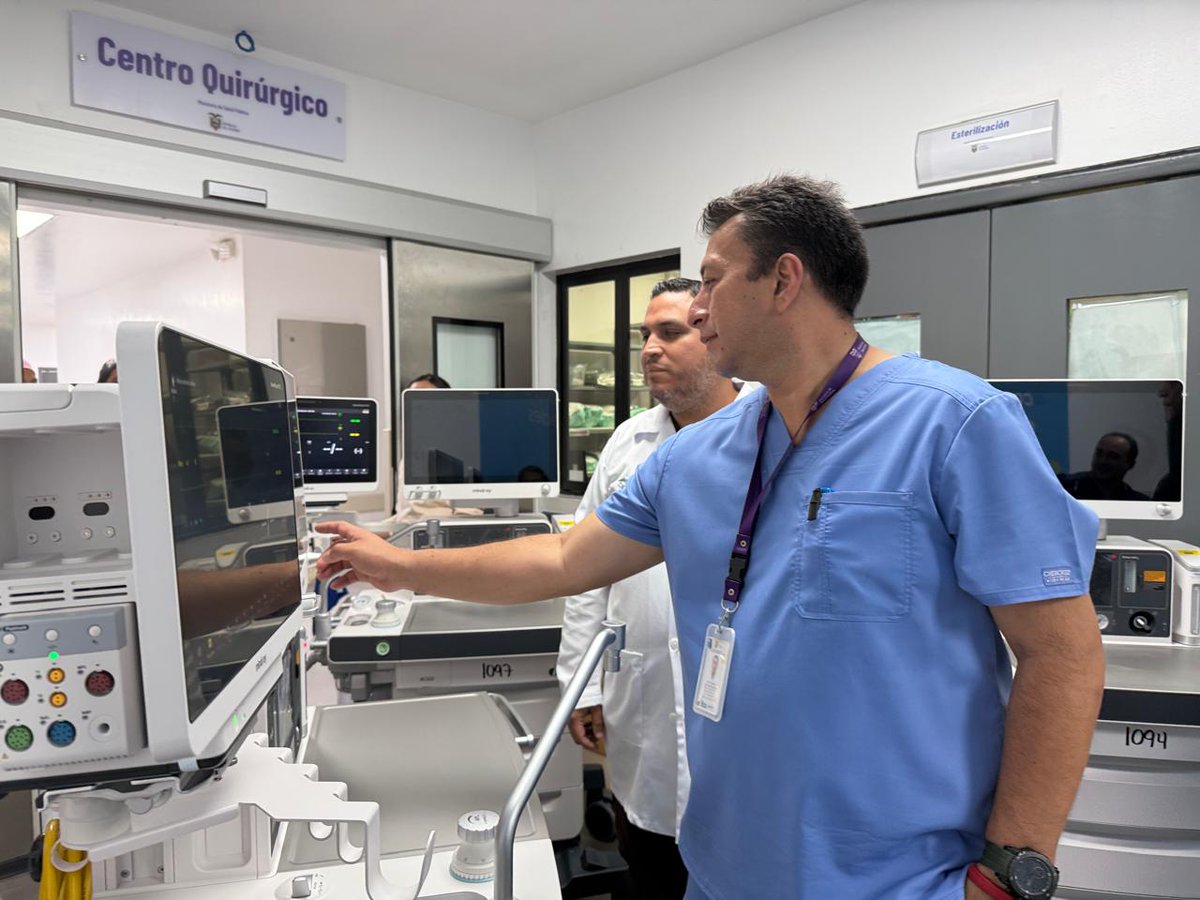 HUniversitarioG's tweet photo. Autoridades y personal médico del centro quirúrgico del @HUniversitarioG constatan el funcionamiento de las nuevas máquinas de anestesia, equipo que suministrará gases anestésicos a pacientes y llevará un monitoreo de su respiración durante todo el proceso. #PorUnEcuadorConSalud https://t.co/HiKa976sMI