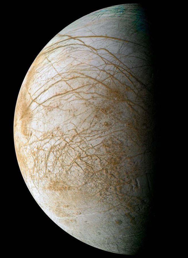 konstructivizm's tweet photo. The closest picture taken of Jupiter's moon, Europa. (NASA, Voyager 2) https://t.co/TDDiFJcBhm