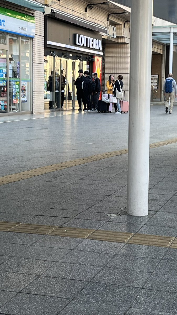 kei1966's tweet photo. 甲府駅前のロッテリア。6時半のオープンに人が並んでいる。 https://t.co/Ze7PWGsr1d