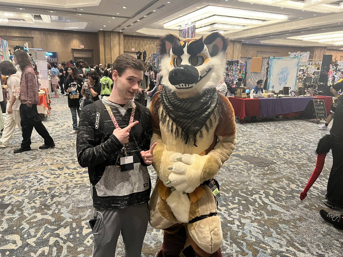 ColoredCreature's tweet photo. A special visitor—now a fullsuit! 😍😭 https://t.co/YqFsVng4PE