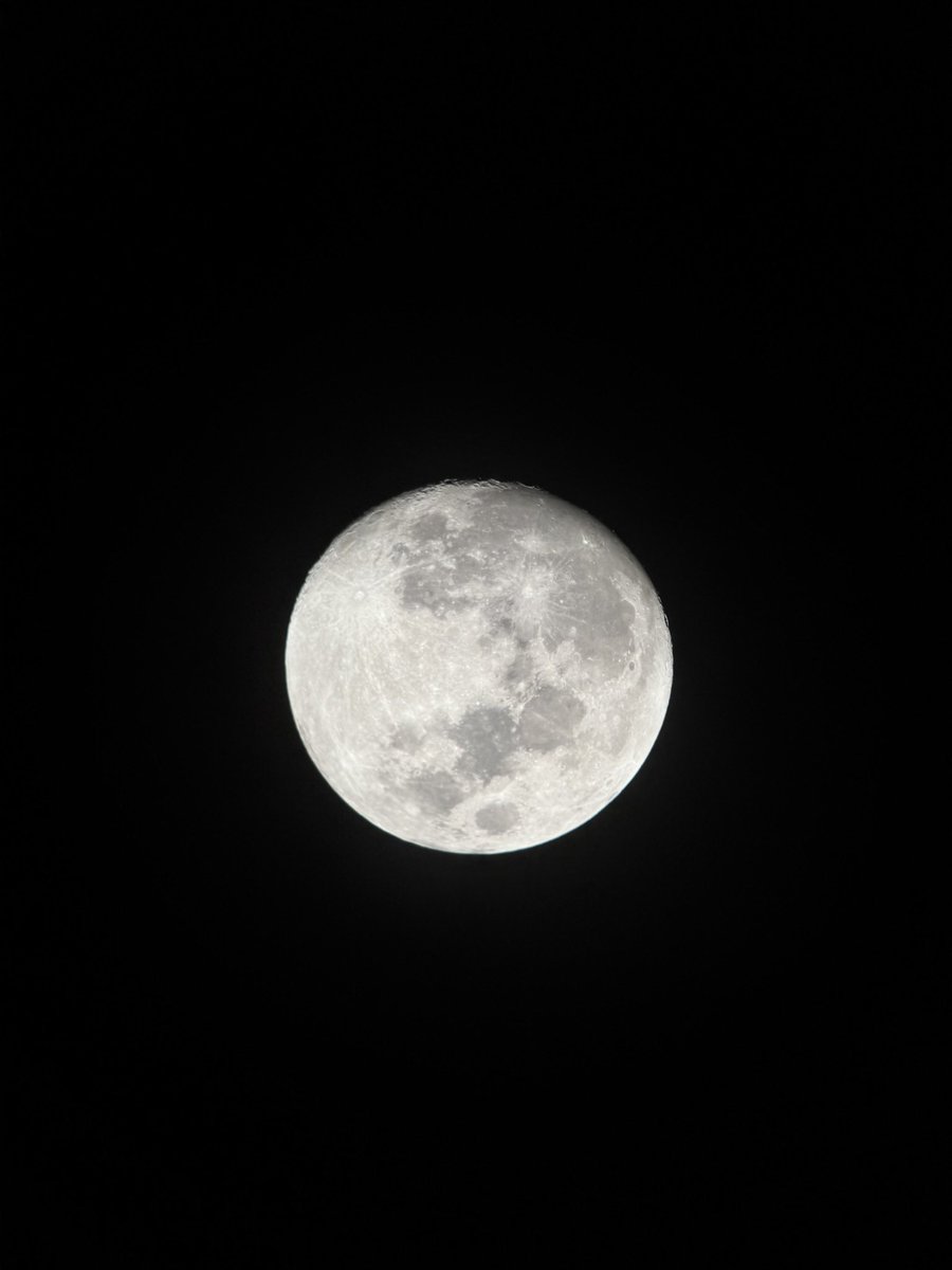 La luna llena 
marca un corazón 
en mi mirada enamorada