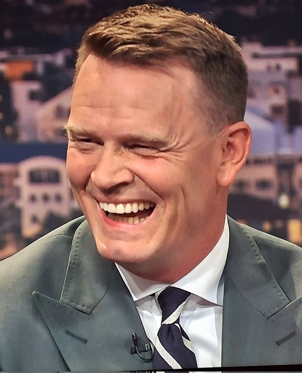 Langt síðan minn maður <a href="/hjorvarhaflida/">Hjörvar Hafliðason</a> hefur verið eins flottur í tauinu. Það hreinlega geislar af honum kynþokinn. #vikan