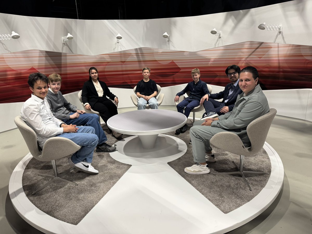 SandroSubotic's tweet photo. Heute, am 11.04.2025, war ich gemeinsam mit dem @JupaZH 🔵⚪️ zu Gast bei der @SRF #Politiksendung #Arena.
Im Fernsehstudio von @SRF konnten wir #live dabei sein, als über ein spannendes und aktuelles Thema #diskutiert 🗣️💬 wurde: #US-#Präsident 🇺🇸 @realDonaldTrump und seine #Zoll- und #Handelspolitik gegenüber der #Schweiz. 🇨🇭
Die Gäste waren:
@ThierryBurkart , Präsident FDP
@JayBadran , Vizepräsidentin SP
#Werner #Salzmann , Ständerat SVP/BE
#Benedikt #Würth, Ständerat Die Mitte/SG
#Moderiert wurde die Sendung von @SandroBrotz
Neben der #hitzigen Diskussion bekamen wir auch einen #spannenden Einblick 👀 hinter die Kulissen mit einer kurzen #Studioführung – und zum Abschluss gab's sogar noch einen kleinen #Apéro.
Ein gelungener Abend voller #Politik, Medienluft und spannender Einblicke!