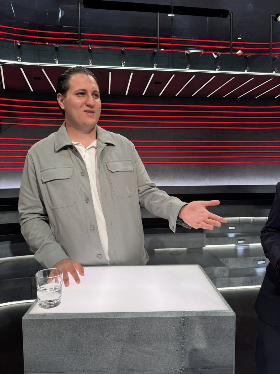 SandroSubotic's tweet photo. Heute, am 11.04.2025, war ich gemeinsam mit dem @JupaZH 🔵⚪️ zu Gast bei der @SRF #Politiksendung #Arena.
Im Fernsehstudio von @SRF konnten wir #live dabei sein, als über ein spannendes und aktuelles Thema #diskutiert 🗣️💬 wurde: #US-#Präsident 🇺🇸 @realDonaldTrump und seine #Zoll- und #Handelspolitik gegenüber der #Schweiz. 🇨🇭
Die Gäste waren:
@ThierryBurkart , Präsident FDP
@JayBadran , Vizepräsidentin SP
#Werner #Salzmann , Ständerat SVP/BE
#Benedikt #Würth, Ständerat Die Mitte/SG
#Moderiert wurde die Sendung von @SandroBrotz
Neben der #hitzigen Diskussion bekamen wir auch einen #spannenden Einblick 👀 hinter die Kulissen mit einer kurzen #Studioführung – und zum Abschluss gab's sogar noch einen kleinen #Apéro.
Ein gelungener Abend voller #Politik, Medienluft und spannender Einblicke!