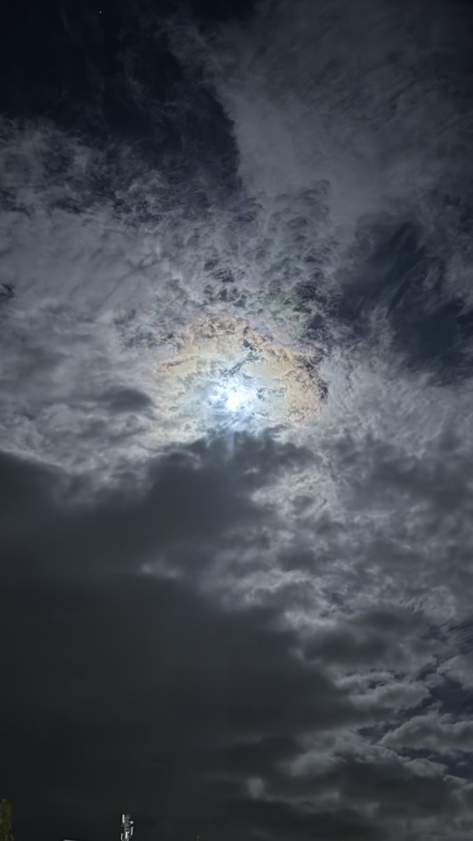 illoshel's tweet photo. 🌑✨. https://t.co/teoRWDg0Q1