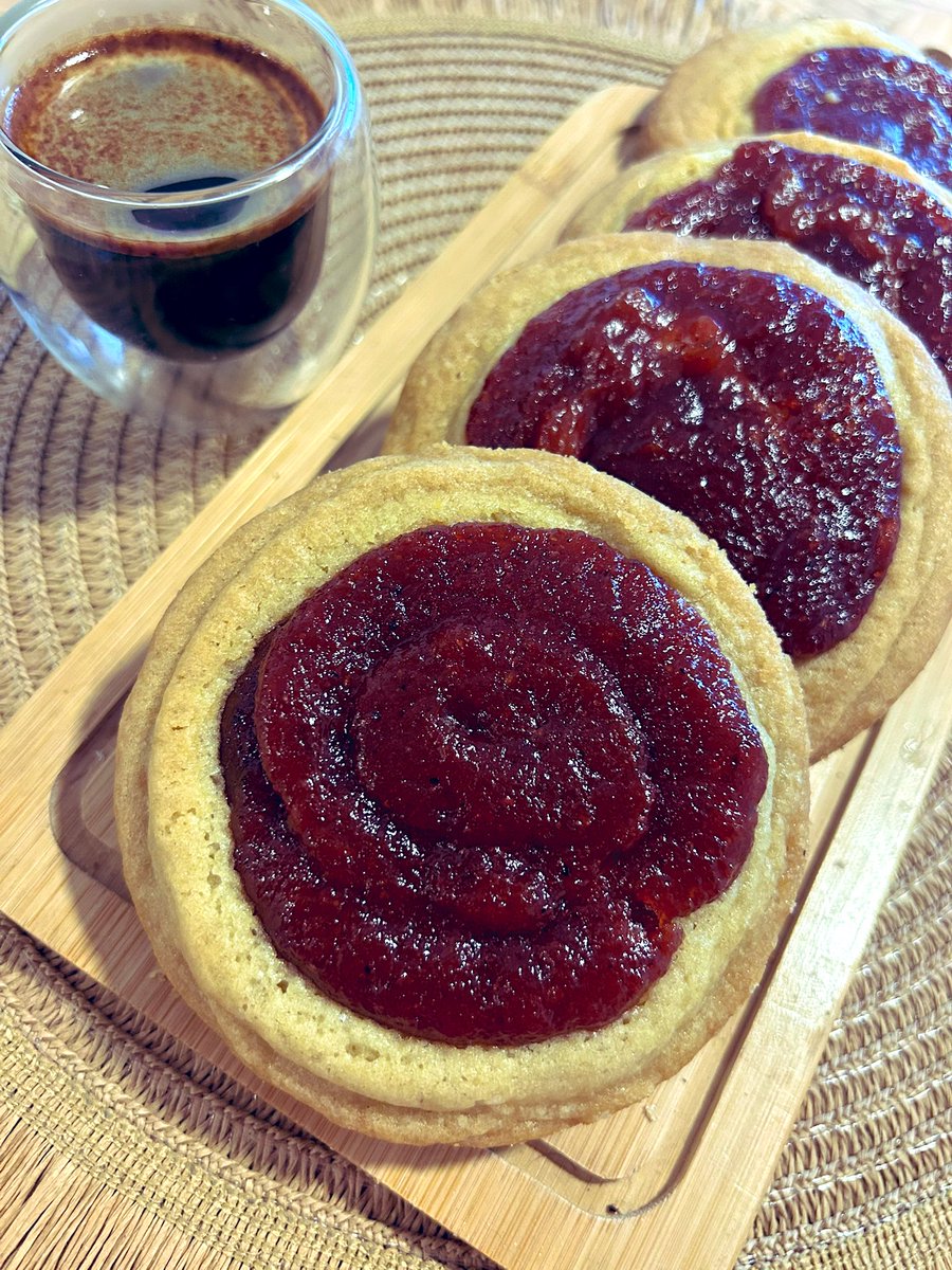 Silnari's tweet photo. Sos fan de las Pepas, pero siempre te parecieron chicas?

Yo te lo soluciono, PEPAS EXTRA LARGE,  con mucho membrillo y súper tiernitas.

Te dejo la receta en hilo para hacerlas en casa👇🧵 https://t.co/fffuIGufJC
