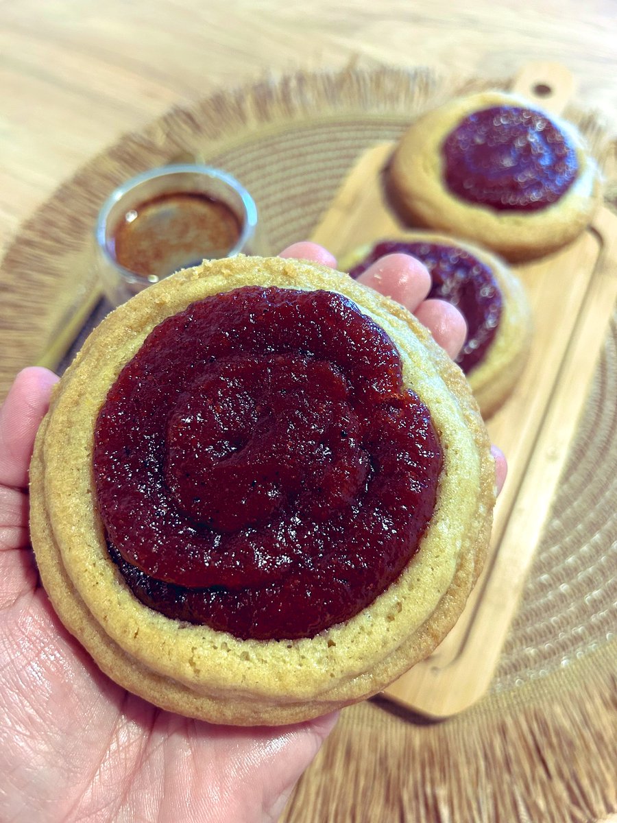 Silnari's tweet photo. Sos fan de las Pepas, pero siempre te parecieron chicas?

Yo te lo soluciono, PEPAS EXTRA LARGE,  con mucho membrillo y súper tiernitas.

Te dejo la receta en hilo para hacerlas en casa👇🧵 https://t.co/fffuIGufJC