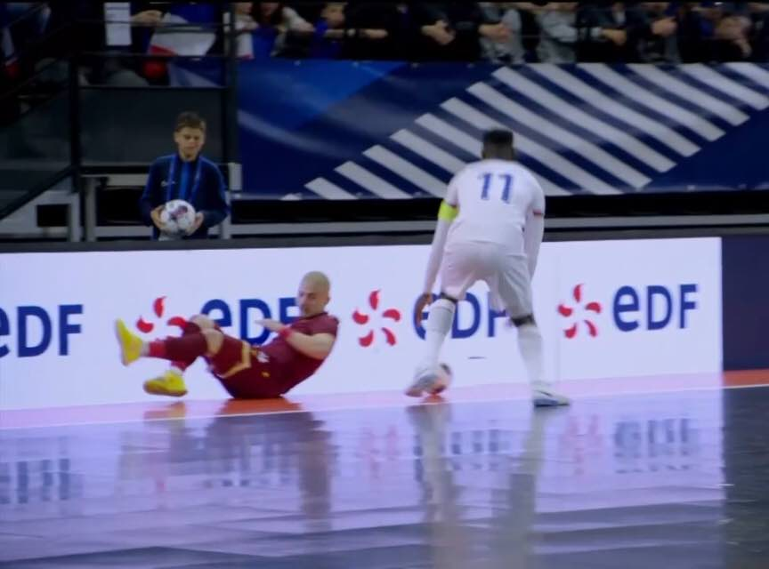 France_Futsal_c's tweet photo. #FRABUL - Des Bleus verts florissants 💚💚💚!
L'équipe de France 🇫🇷 n'a pas fait de détails en dominant largement la Bulgarie 🇧🇬 8-0 (4-0), faisant plaisir au public stéphanois qui a répondu présent ce vendredi soir (3.059 spectateurs à guichets fermés). L'ailier barcelonais Mamadou Touré et Inza Koné ont fait un doublé chacun, les autres buts ayant été inscrit par Steve Bendali, le buteur parisien Mamadou Touré, Souheil Mouhoudine et Mickaël De Sa Andrade.
Toujours leaders du Groupe 10, les hommes de Raphaël Reynaud défendront leur position mercredi prochain à Tbilissi face à la Géorgie 🇬🇪 (17h00 heure française). Cette dernière ayant gagné au Kosovo 🇽🇰 (1-3), la qualification directe pour l'Euro se jouera entre les deux équipes #GEOFRA dans le Caucase.