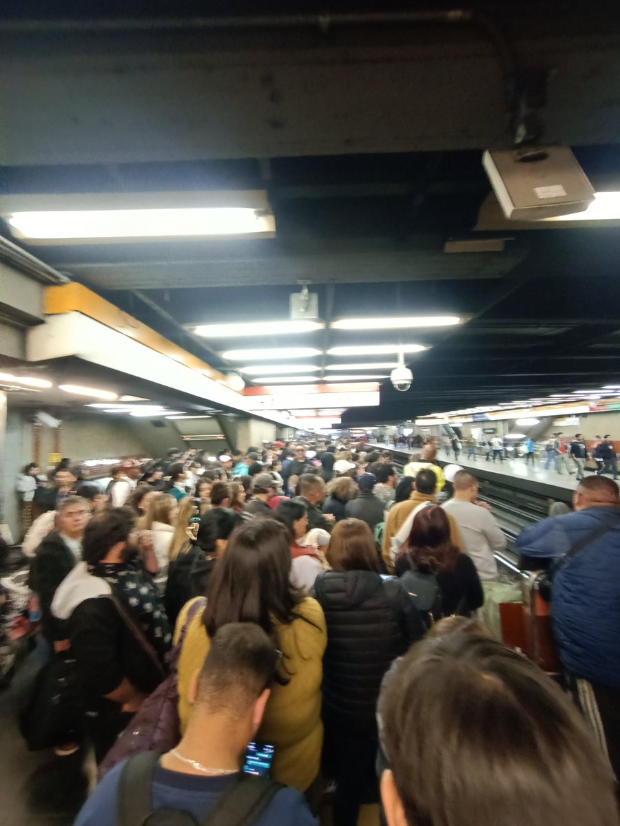 FerTapi23567538's tweet photo. @metrodesantiago informen también la embarrada que hay en línea 2, es tanta gente que tuvieron que parar las escaleras mecánicas y cerrar accesos, Los Héroes, es un mar humano https://t.co/1mIgowe1nq