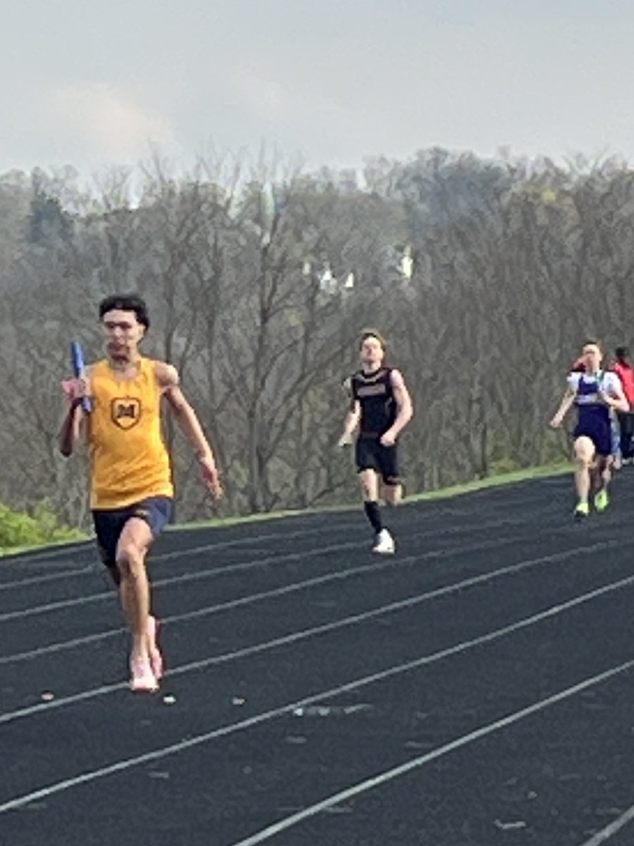 CoachFrankRusso's tweet photo. Elder varsity classic 800M Relay @MoellerTrack @zielinski_stosh @DanaJrWalker @MatthewFogler @Barry__Gavin takes🥇1:30.69💨 https://t.co/18o617ExfU