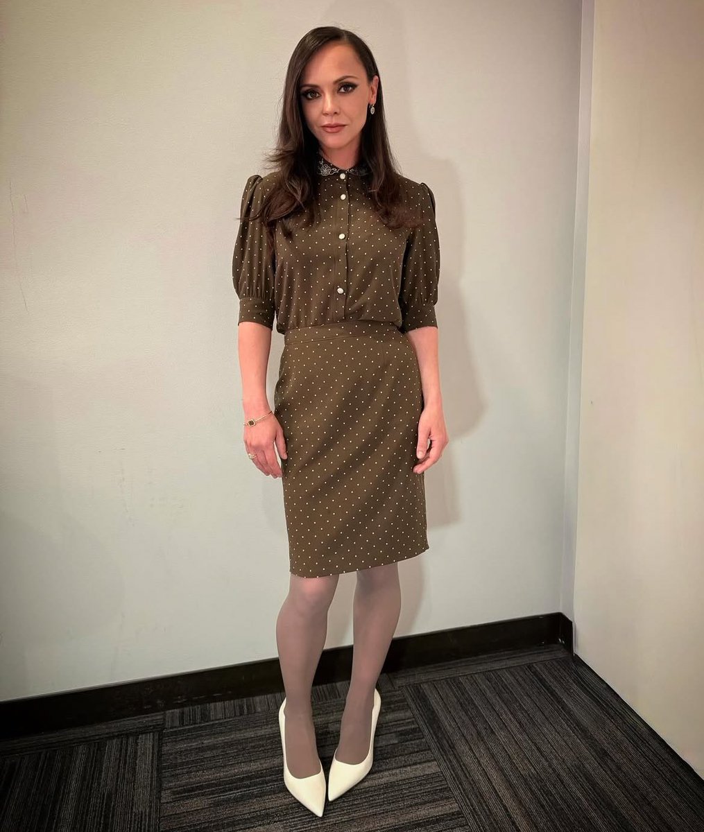 You're my honeybunch, sugarplum
Pumpy-umpy-umpkin
You're my sweetie pie
You're my cuppycake
Gumdrop, snoogums-boogums