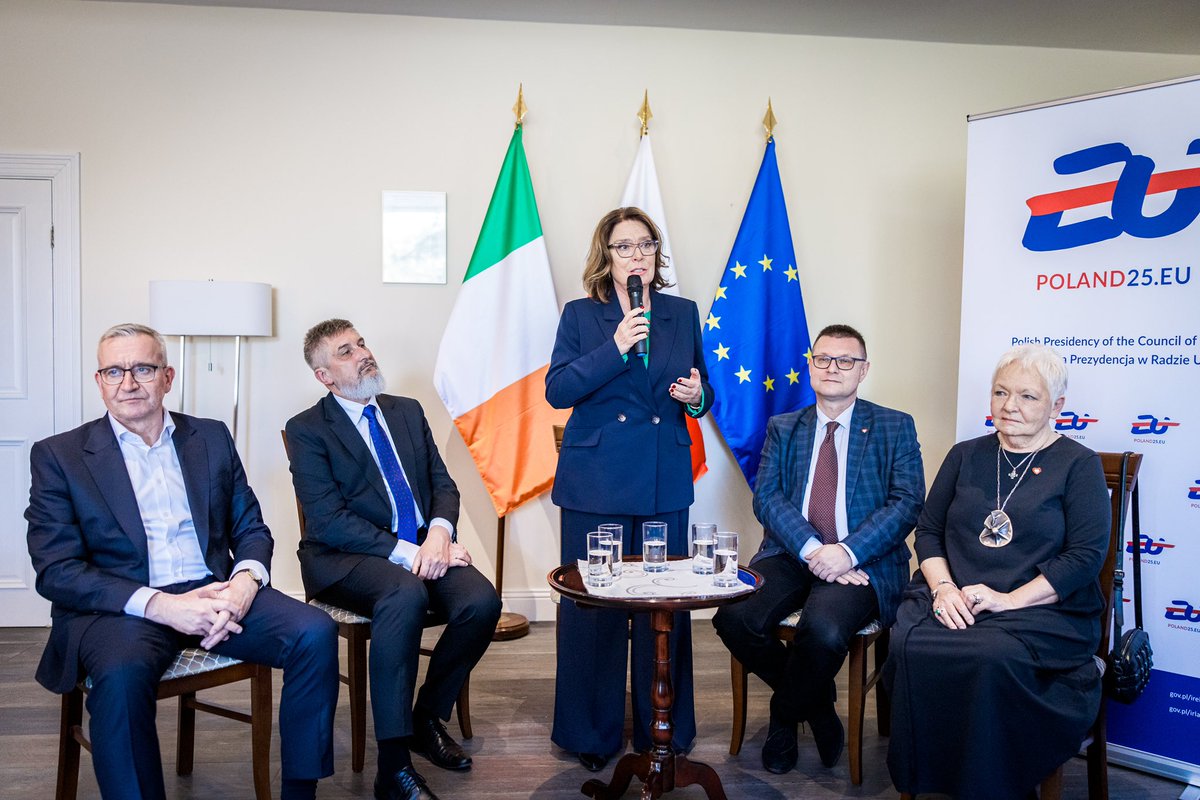 Zwieńczeniem dnia senackiej delagacji w Dublinie było spotkanie w Ambasadzie @plinireland z przedstawicielami organizacji polonijnych, szkół polonijnych, harcerstwa, organizacji katolickich i duszpasterstwa, a także z mieszkającymi w Irlandii artystami, dziennikarzami i innymi