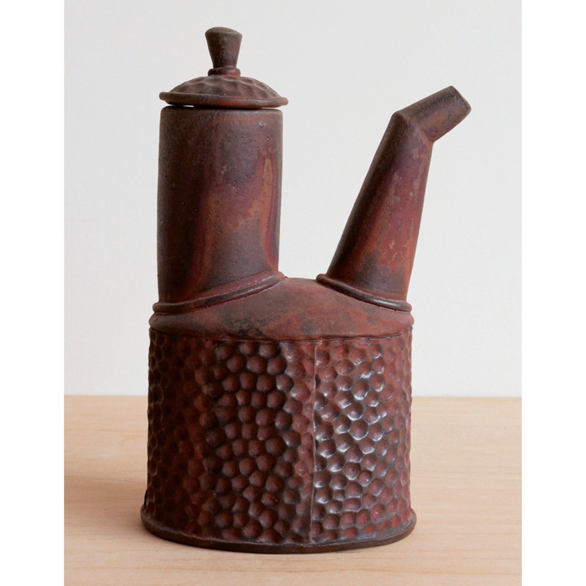 Ayla Murray's Ewer, 8¼ in. (21 cm) in height, iron-rich stoneware with laterite slip, 2024, is today’s #FunctionalFriday feature. Murray shows how to make a slab-built tableware essential in “The Butter Dish” from our M/A 2025 issue. Read the full article: tinyurl.com/3c7djbux