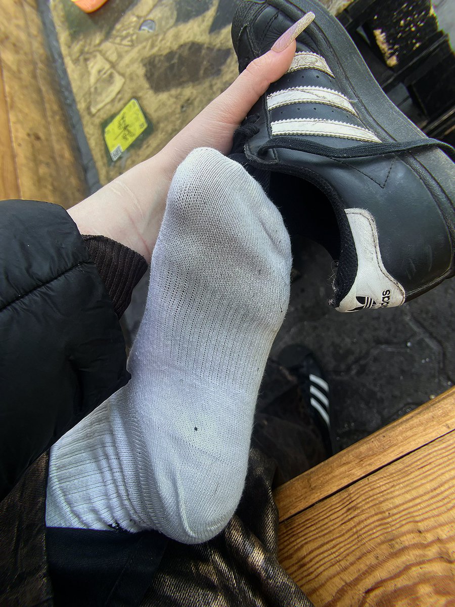 Lady__Jasmine's tweet photo. poczuj smród mojej stopy po całym dniu chodzenia w starych superstarach psie 🐶 

#feet #socks #dom https://t.co/wxWWiXyTgi