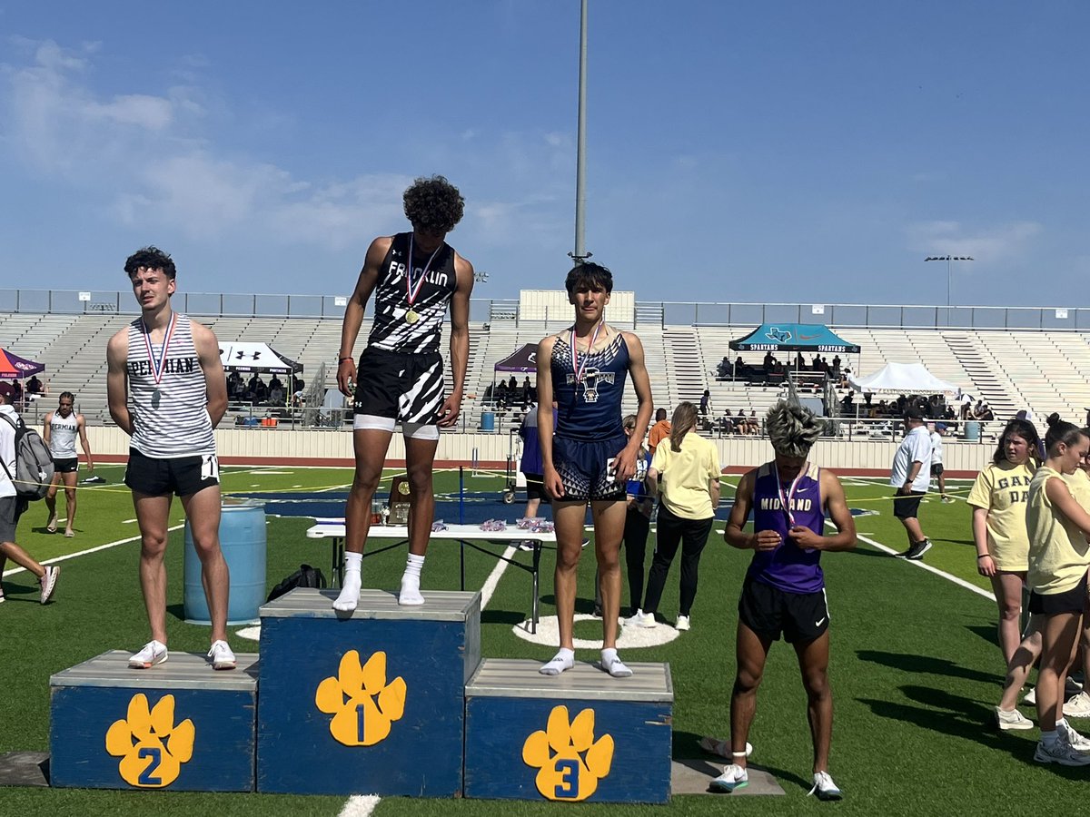 Rodrigo Pinales finishes🥉 in the 800 to qualify for the regional meet!