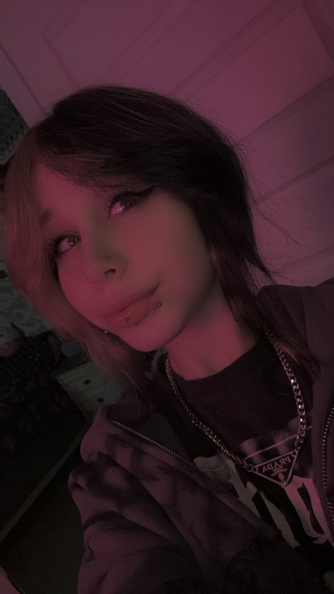 kiwithesmol's tweet photo. ur tiny tomboi twitter gf says hi https://t.co/neqpE55exY