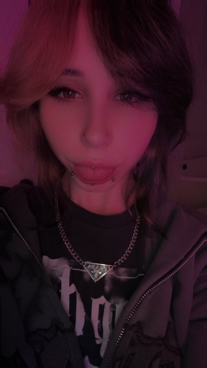 kiwithesmol's tweet photo. ur tiny tomboi twitter gf says hi https://t.co/neqpE55exY
