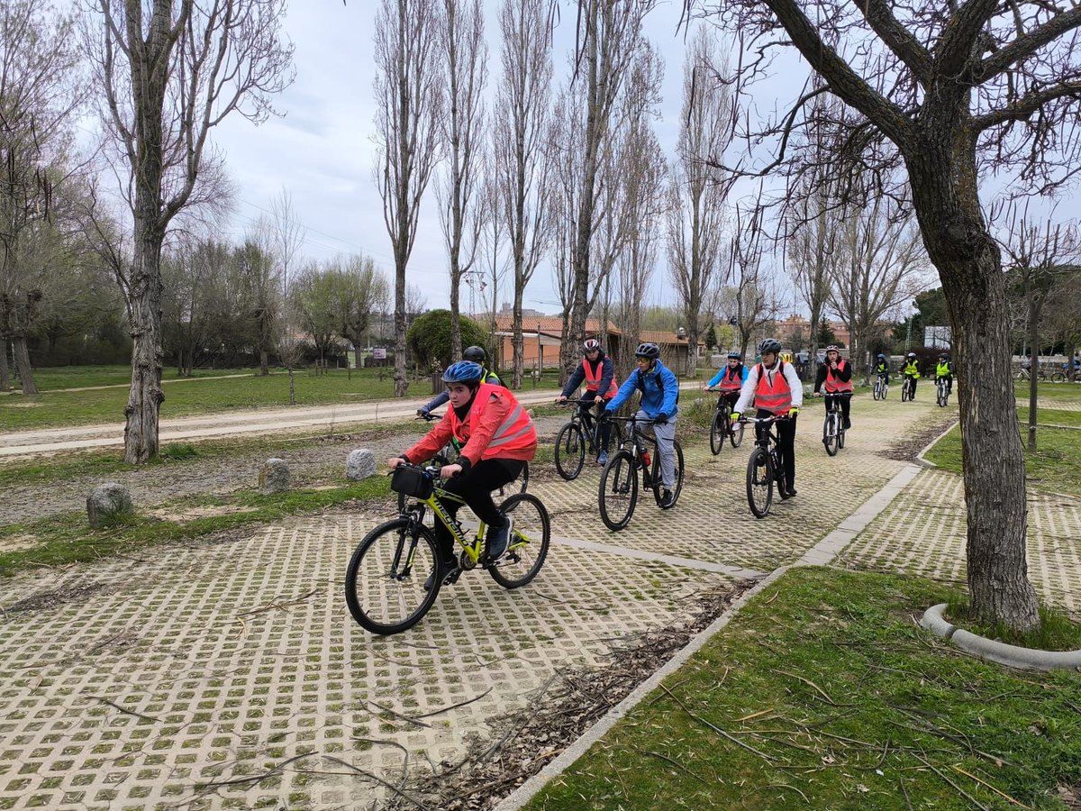 cifpavila's tweet photo. Magnífica ruta con 32 alumn@s de 4°ESO @iesalonsodemad1 utilizando carriles bici hasta La Aldea del Rey Niño y el de Ávila.
Nuestro alumnado de #GuíaenelMedioNatural como técnicos guías en situación real de aprendizaje fantásticos.
¡Muchas gracias a sus profes David, Laura y Bea! https://t.co/sDHq19krxF