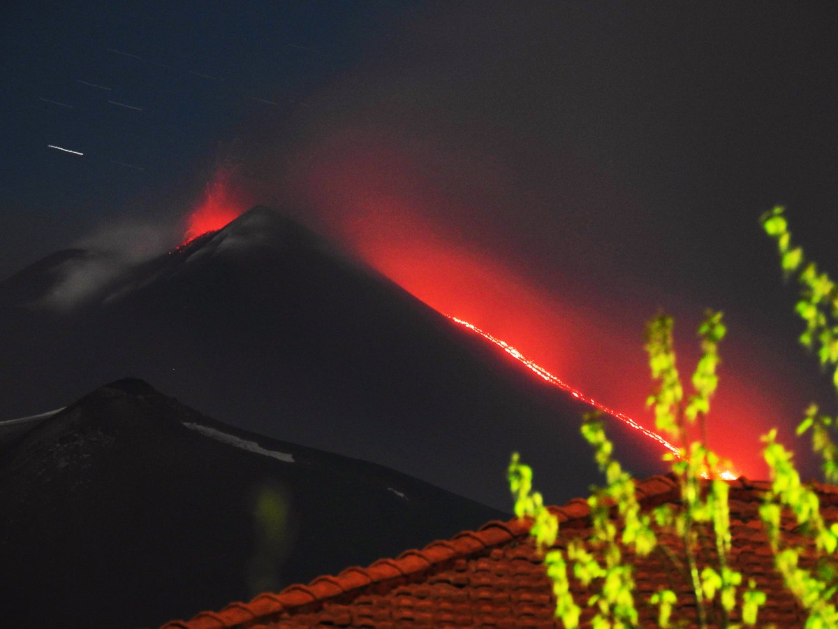 Another episode of Strombolian activity at the Southeast Crater of #Etna, seen here on the evening of 11 April 2025. Similar to its predecessors, this episode is distinct for a little lava flow on the east side of the cone of the Southeast Crater.