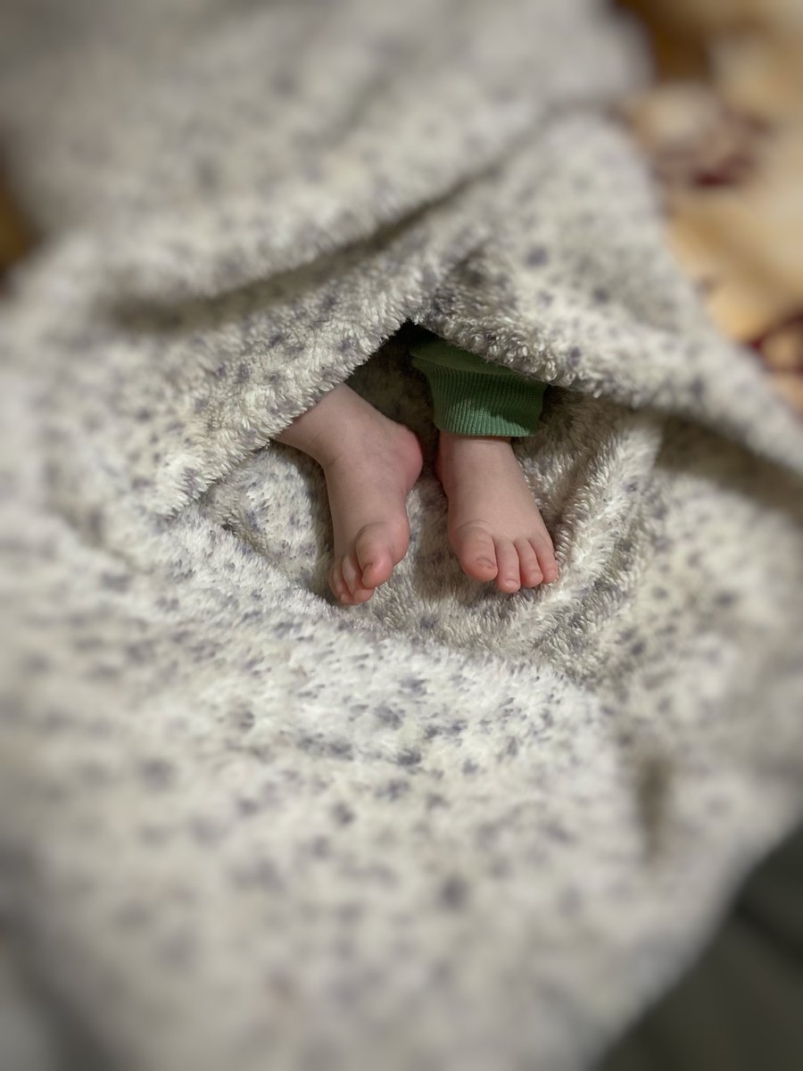 Bir çift ayaklara aşık olundu bu gece