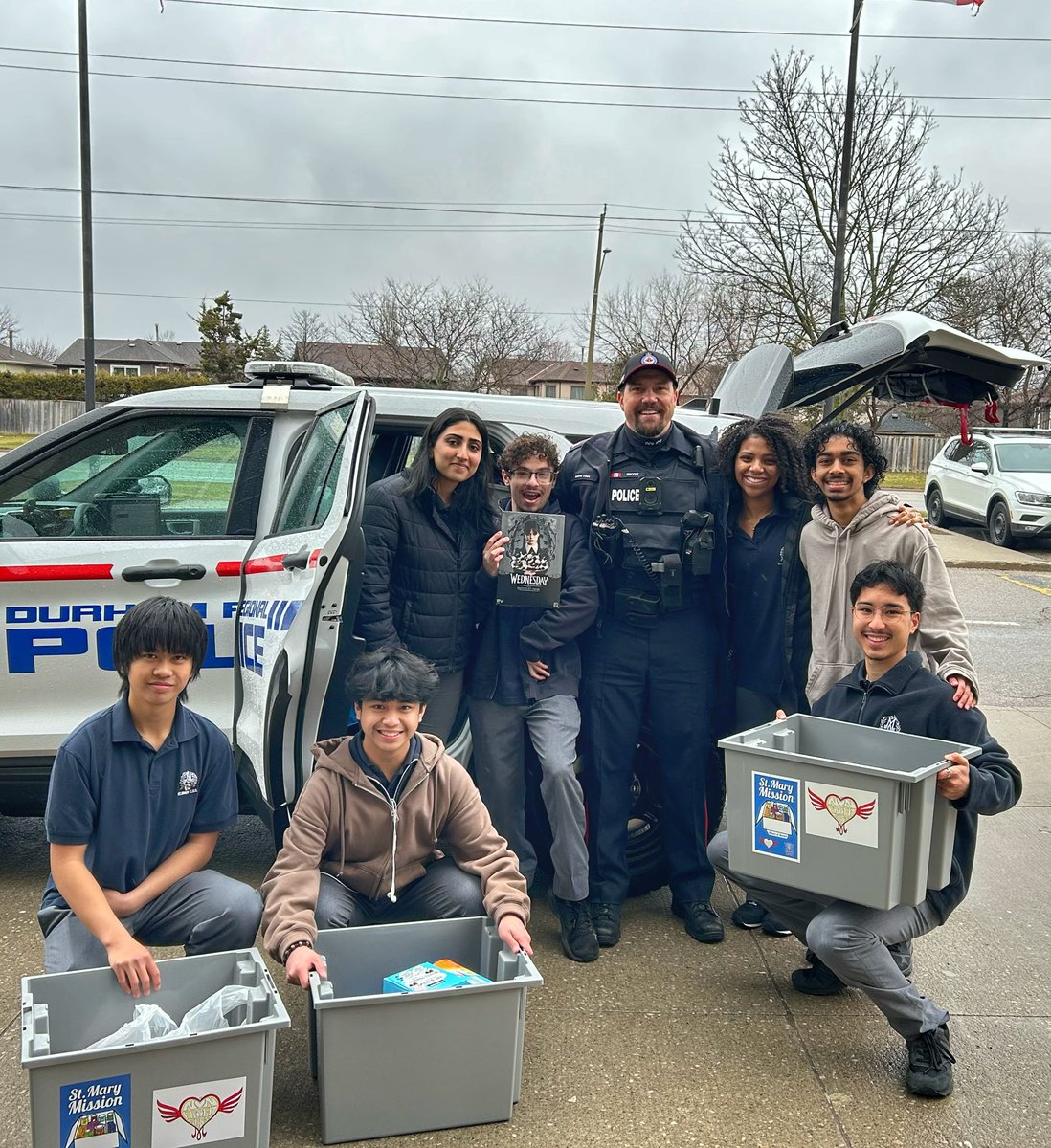 West Division DRPS (@drpswestdiv) on Twitter photo Earlier today, members of our Community Resource Unit attended St Mary’s Catholic High School for a Cram-a-Cruiser event.
It was such a success! These amazing students helped provide over 1,000 food items, weighing it at a whopping 950lbs! Amazing!
<a href="/DurhamCatholic/">Durham Catholic District School Board</a>
🚔 🤝 ✏️ Earlier today, members of our Community Resource Unit attended St Mary’s Catholic High School for a Cram-a-Cruiser event.
It was such a success! These amazing students helped provide over 1,000 food items, weighing it at a whopping 950lbs! Amazing!
<a href="/DurhamCatholic/">Durham Catholic District School Board</a>
🚔 🤝 ✏️