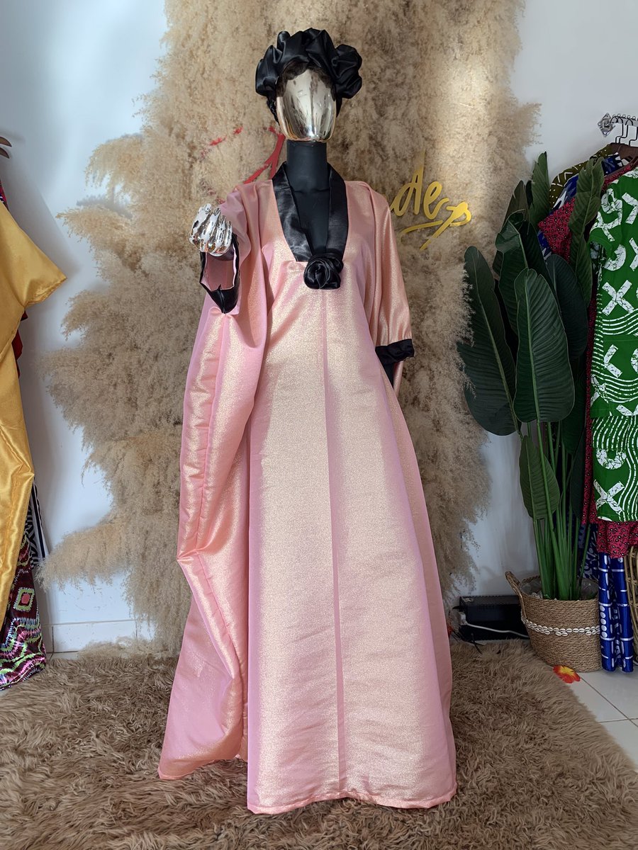 This beautiful boubous will give you that ‘RICH AUNTIE’ vibes. It comes paired with a matching headpiece to complete the look. D2500