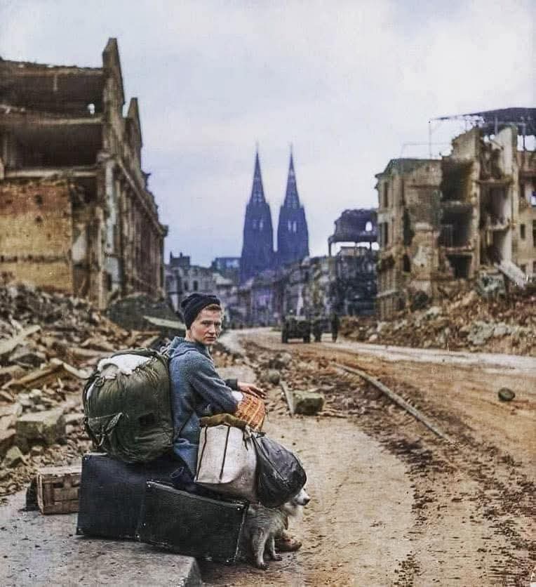 SergejTalk's tweet photo. Германия, апрель 1945 года. Только сидя на развалинах собственных домов, немцы начали соображать. И москвичи начнут, поверьте! Но для этого нужен такой антураж - другого пути нет. https://t.co/AbL9h22dge