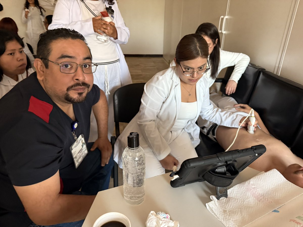 #UPA  Cardiaco clase de ventanas Básicas en el #IMSSHGRO1 de  Orizaba.  Clase con médicos residentes y médicos internos. Con el apoyo de enseñanza, jefatura de urgencias, fellows de ultrasonido de <a href="/ondasPOCUS/">Ondas de Latinoamérica</a>.  
#POCUS #FOAMed  #UltrasonidoenelPuntodeAtencion.