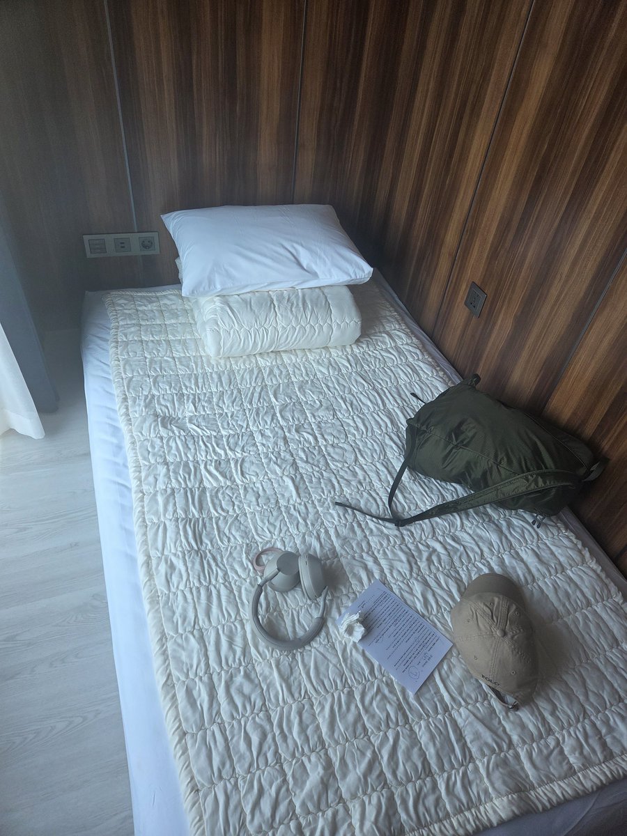 급하게 잡은 숙소인데 잠만 자기 딱 좋은 것, 캡슐 호텔 처음인데 운 좋게 낙동강뷰 보이는 창가호실 배정! 깔끔하고 저렴하고 콘센트도 많고 매우 만족(1박 2.5만원) 공동욕장에 수건 바디,샴푸 다 있음 
호텔티티 구포 추천