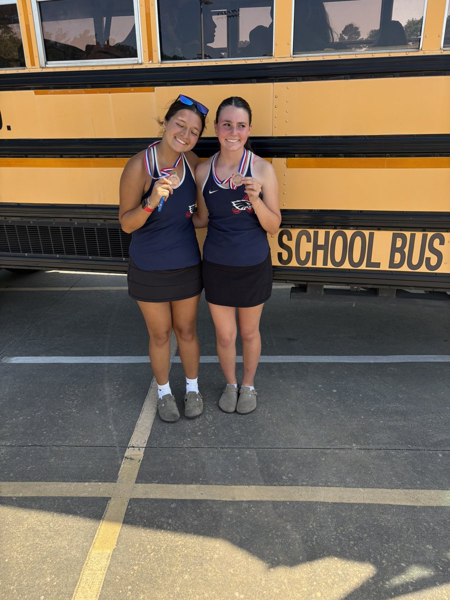 Congratulations Aylin and Lauren finishing in third place of girls doubles at the Splendora varsity tournament.