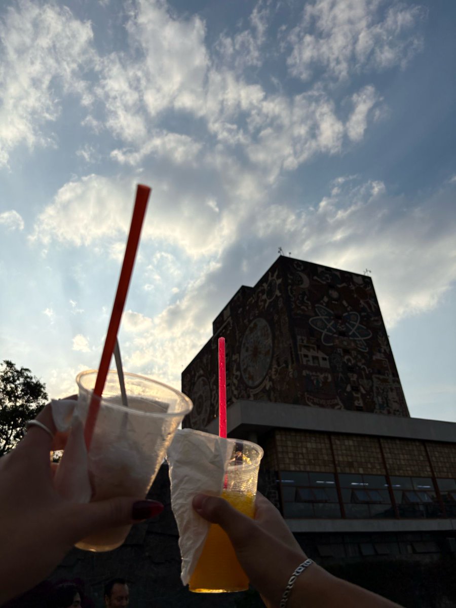 Arachely_03's tweet photo. aprender a hacer raspados no solo fue una experiencia divertida, sino también un ejercicio educativo. Aplicamos conceptos clave como el andamiaje, la zona de desarrollo próximo y las herramientas socioculturales para adquirir nuevas habilidades prácticas. https://t.co/peTxqXXxVZ