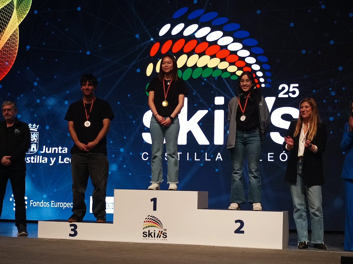iesvegadelprado's tweet photo. 🏆Nuestras alumnas, Carla Xu Posadas y Carolina Viscarra, han obtenido las medallas de Oro y Plata en los campeonatos de FP CyLSkills 25.
Nuestra enhorabuena a todos los participantes, y también a Salvador Sequeros y Raúl Sancho, como profesores acompañantes.
#cylskills2025 https://t.co/55DCUBTyBL
