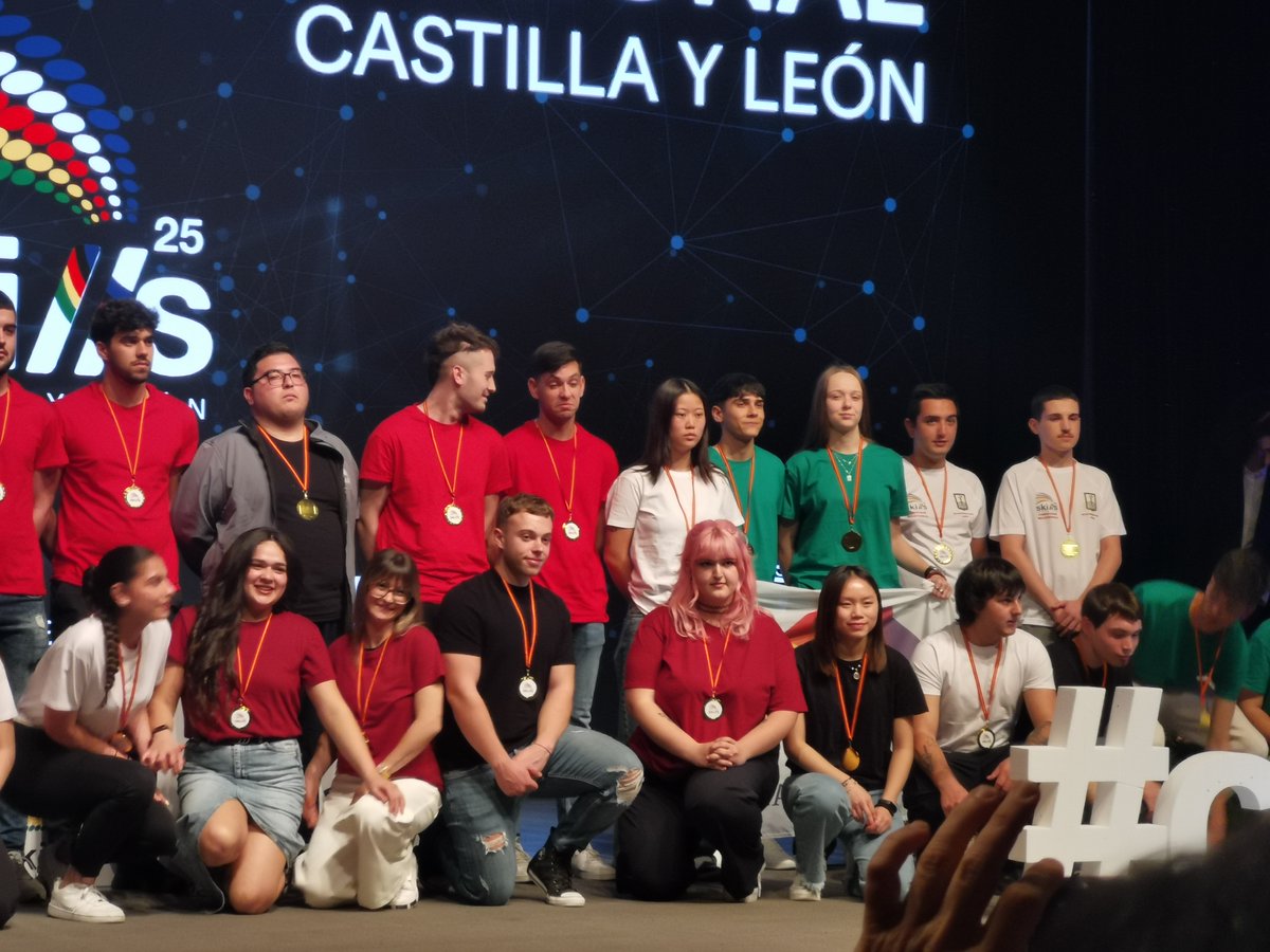 iesvegadelprado's tweet photo. 🏆Nuestras alumnas, Carla Xu Posadas y Carolina Viscarra, han obtenido las medallas de Oro y Plata en los campeonatos de FP CyLSkills 25.
Nuestra enhorabuena a todos los participantes, y también a Salvador Sequeros y Raúl Sancho, como profesores acompañantes.
#cylskills2025 https://t.co/55DCUBTyBL
