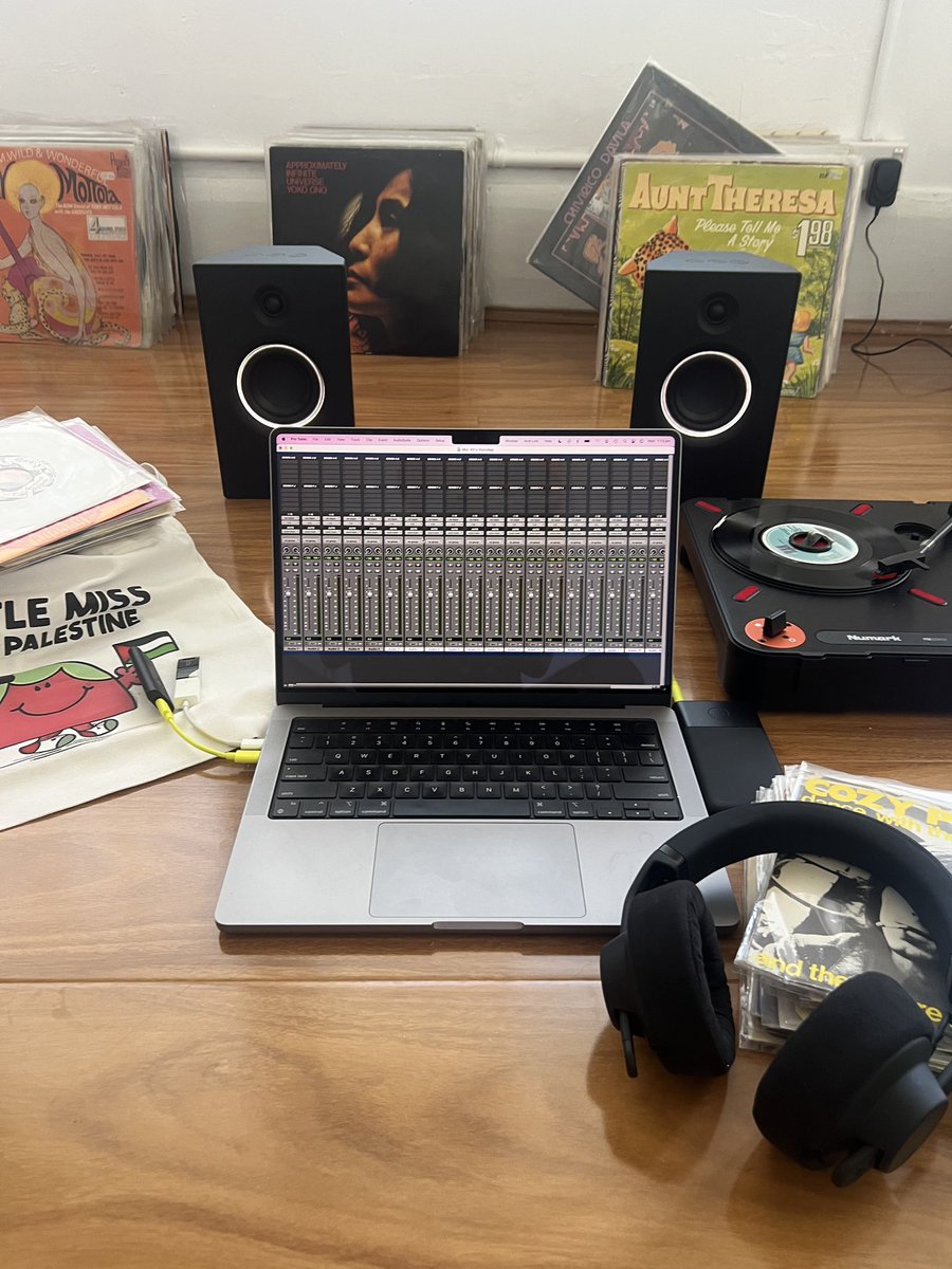 Sampling on the run / London 

Thanks <a href="/AIAIAItweet/">aiaiai.audio</a> for these brand new UNIT-4 Wireless studio monitors &amp; TMA-2 Studio Wireless headphones 🙏🏼

Brilliant low latency cable free sound.  New music soon!