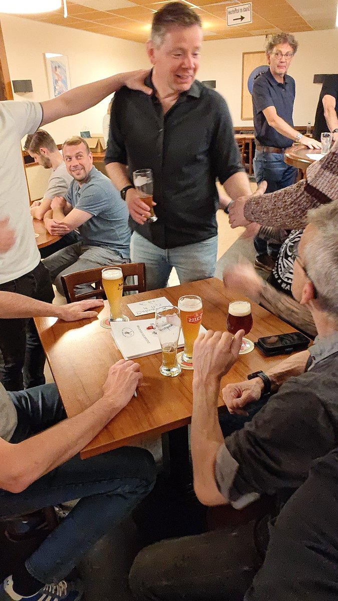 DeBataven's tweet photo. 📸 uitslag Bataven voetbalquiz 2025.

Winnaars;
1 het oude 7e
2 kwik, Kwek en Kwak, kwakje
2 de Kameraden
3 twee stroom dames 1

Gefeliciteerd oude 7e
Marco, Theo, Leon en Tom. https://t.co/FWMUFvkTbI
