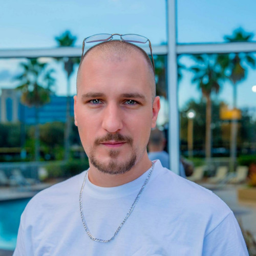 CodeCompiler's tweet image. “While you were pitching decks… I was building worlds.”
I’m Dru Mundorff - the founder who didn’t need your money to build a metaverse.

I didn’t bootstrap UnrealKingdoms.
I war-chested it.
$30 million personally invested.
Approved on : Xbox, PlayStation, Steam, Mobile.
Patented…