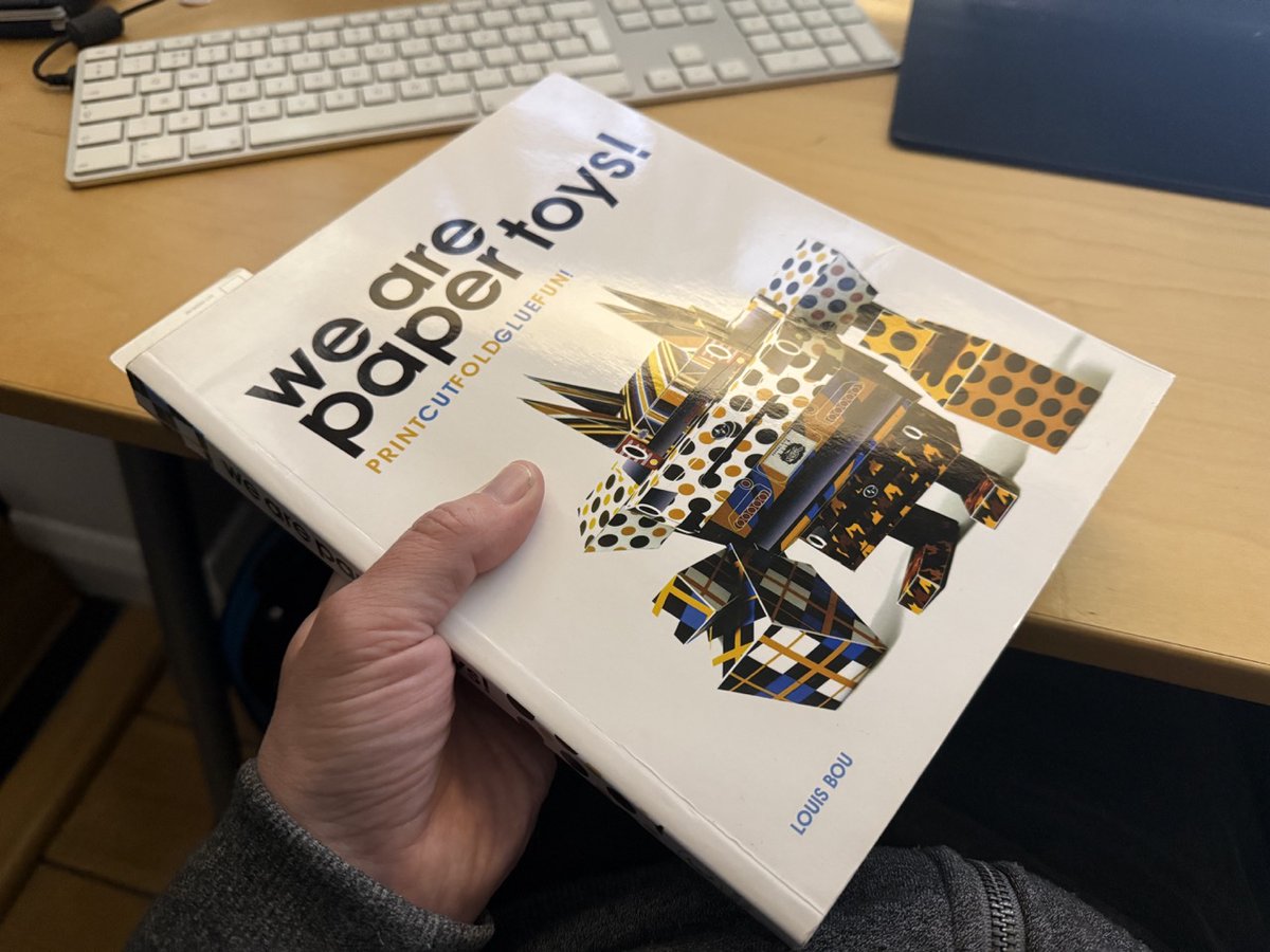 In 2011 I picked up We Are Paper Toys! on a lunch break with <a href="/Leeellisart/">Bad Sandwich</a>—it sparked the idea to turn my 2D portraits into 3D characters. A few rough sketches later, I was deep into prototypes… and just like that, the @squatties were born. 
Here's their history 🧵1/11