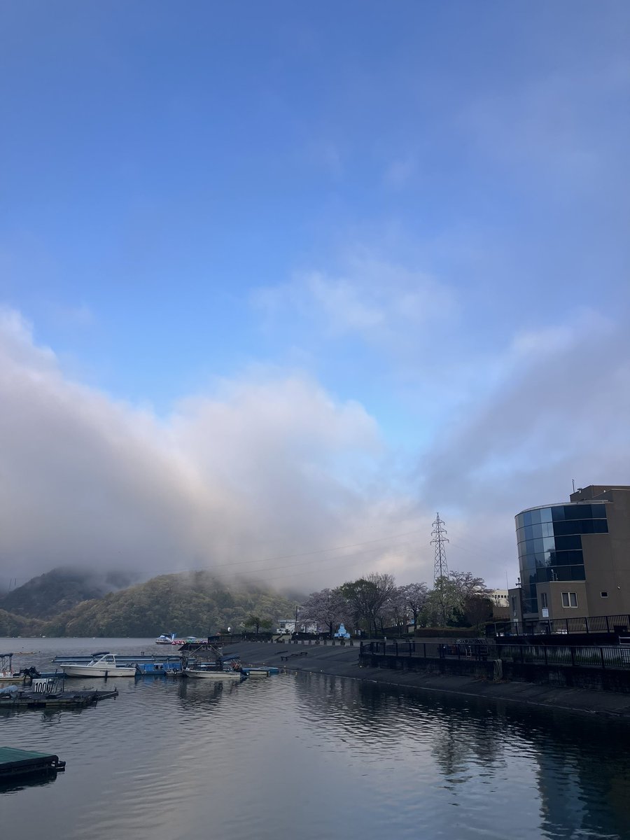 おはようございます☀
雨上がり相模湖。
水温１２℃ちょい。
水質良好。
ヘラのはたき落ち着きました。
#相模湖