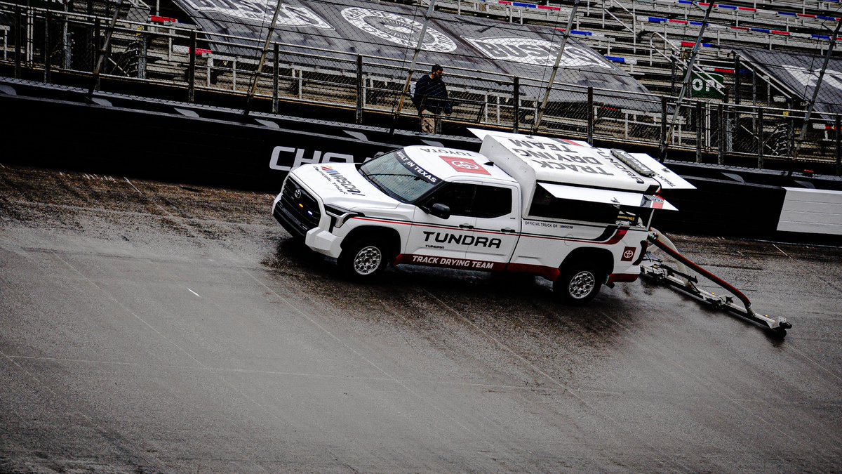 MrWyat5's tweet photo. Rains Tapering off, getting ready for crunch time.  🌦️

#NASCAR | #weatherguardtruckrace https://t.co/7tuad1oXct