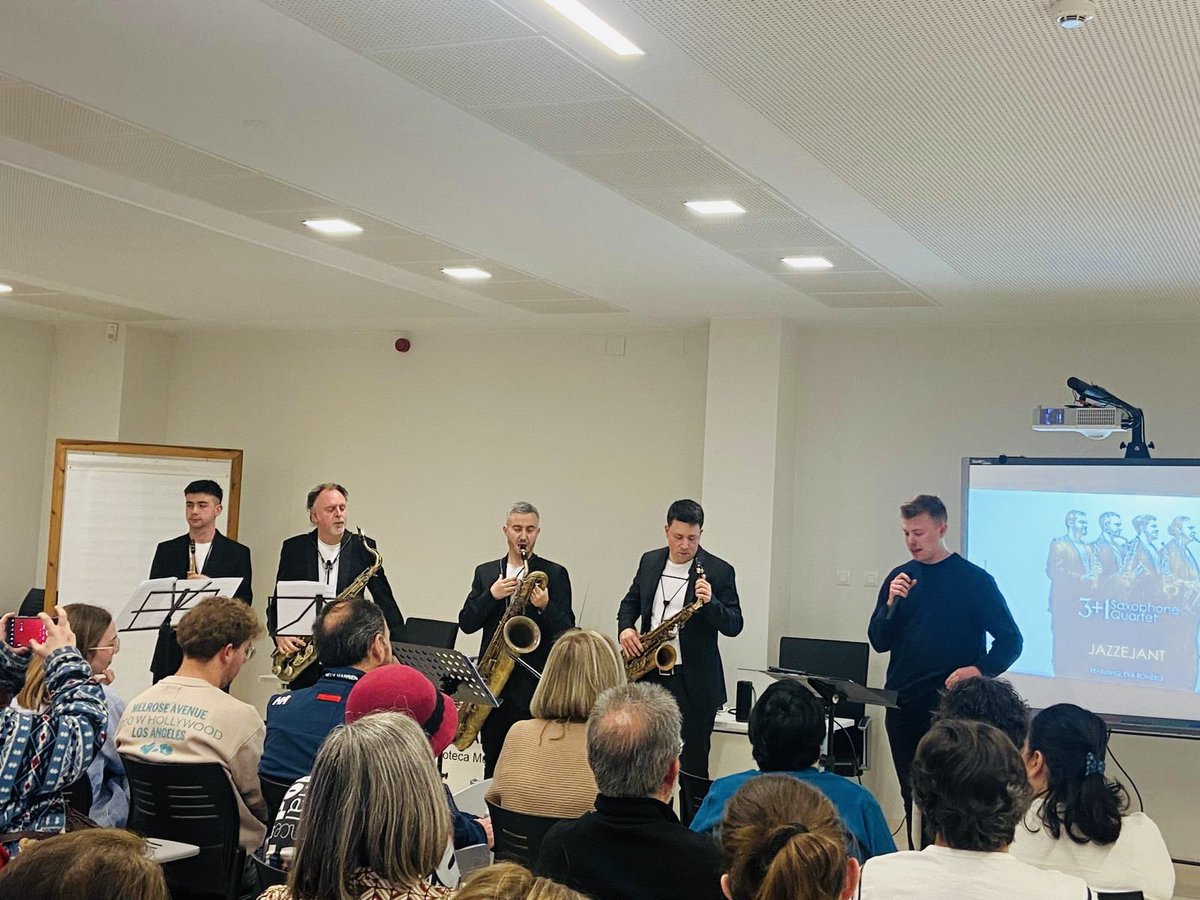 Ratoncello's tweet photo. 💿 “Jazzejant” a la Biblioteca pública Pare Arques de Cocentaina. 🎷🔥 https://t.co/oozL6v2wT7