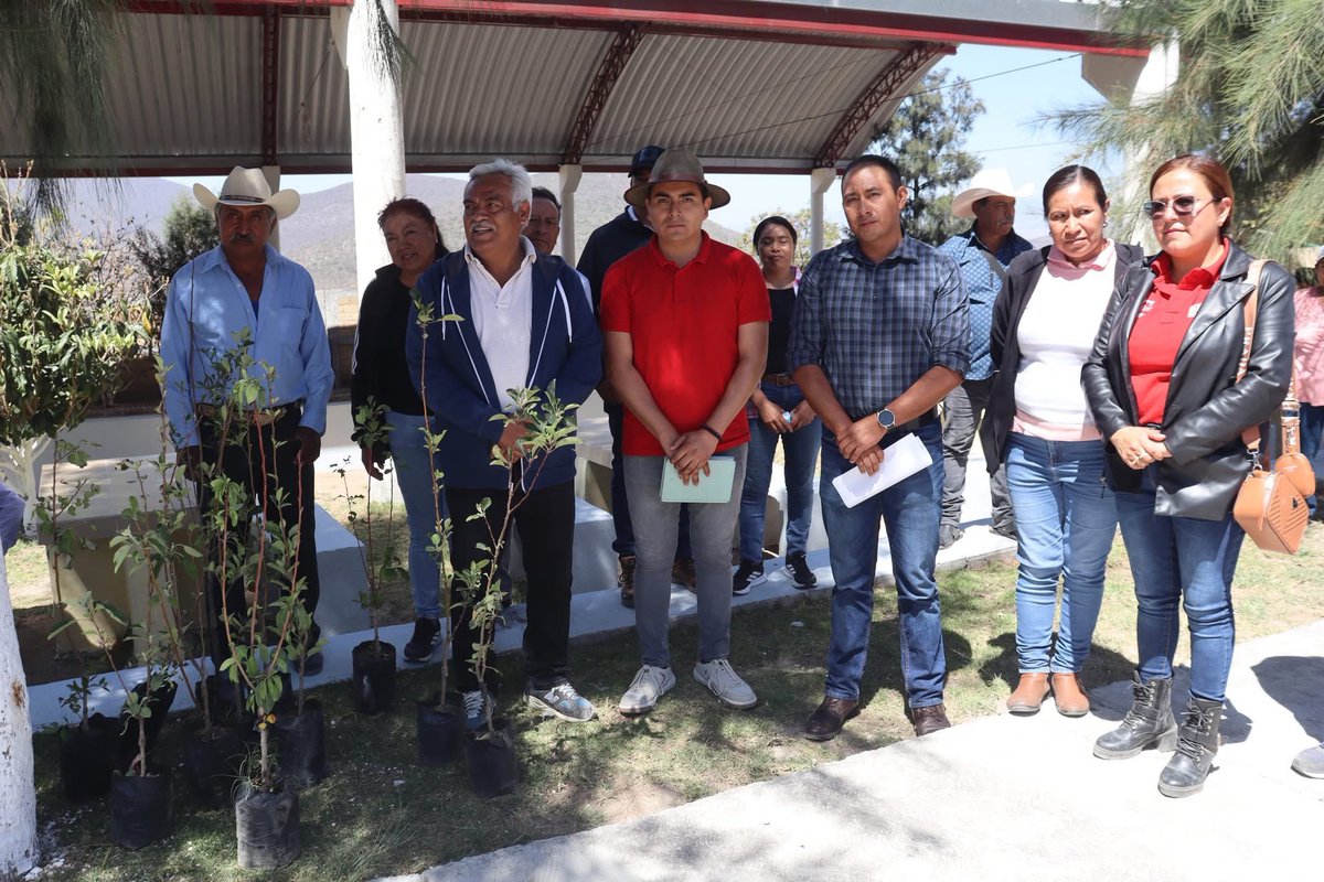 AytoOcoyucan's tweet photo. 🚶‍♂️ Seguimos recorriendo todo el municipio con la finalidad de ayudar y escuchar a nuestra gente.Durante el recorrido encabezado por el Presidente Municipal, Aristóteles Campos en la comunidad de La Pastoría, se llevaron a cabo diversas acciones en beneficio de la población. https://t.co/NOoKQ7PGdD