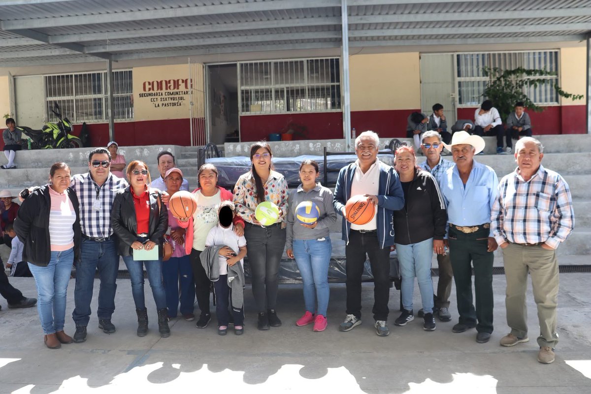 AytoOcoyucan's tweet photo. 🚶‍♂️ Seguimos recorriendo todo el municipio con la finalidad de ayudar y escuchar a nuestra gente.Durante el recorrido encabezado por el Presidente Municipal, Aristóteles Campos en la comunidad de La Pastoría, se llevaron a cabo diversas acciones en beneficio de la población. https://t.co/NOoKQ7PGdD