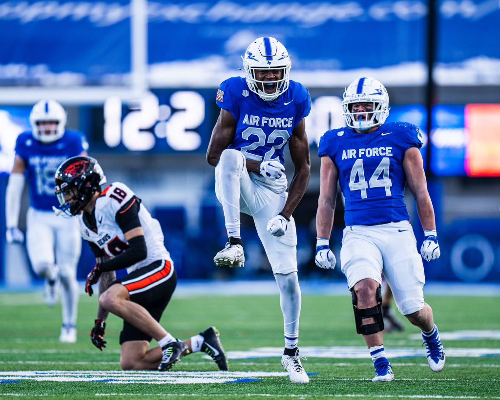 #AGTG 🙏‼️I am blessed to receive my 1st D1 offer from <a href="/AF_Football/">Air Force Football</a> #FlyFightWin <a href="/CoachTCalhoun/">Troy Calhoun</a> <a href="/Coach_Thiessen/">Mike Thiessen</a> <a href="/CoachLamAF/">Ken Lamendola</a> @CoachFoster77 <a href="/RecruitTheU/">Recruit The U</a> <a href="/coachsewardjr/">Holden Seward</a> <a href="/dj_milam/">Coach Milam</a> <a href="/ChadSimmons_/">ChadSimmons</a> <a href="/TFloss32/">Todd Glawson</a> <a href="/JScruggs247/">Jordan Scruggs</a> <a href="/BDammone/">Along The Wire</a> @_Visionary_Vic <a href="/streetziam/">GREG MARCUS</a>