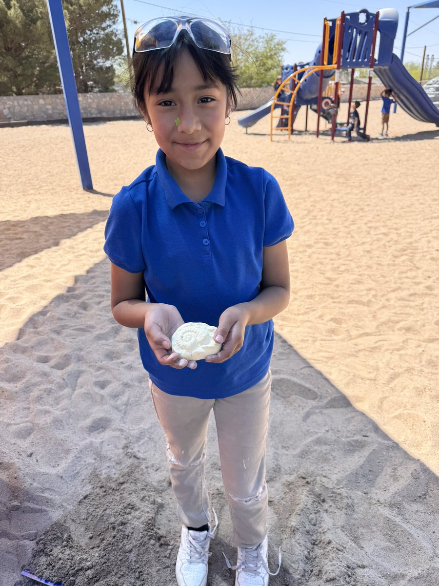 Our 3rd grade paleontologist, digging for fossils! 🦴🕵️‍♀️🦖✨ #FossilFun #FutureScientists #3rdGradeAdventures"